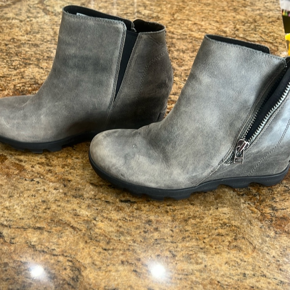 Grey side zipper sorel boots